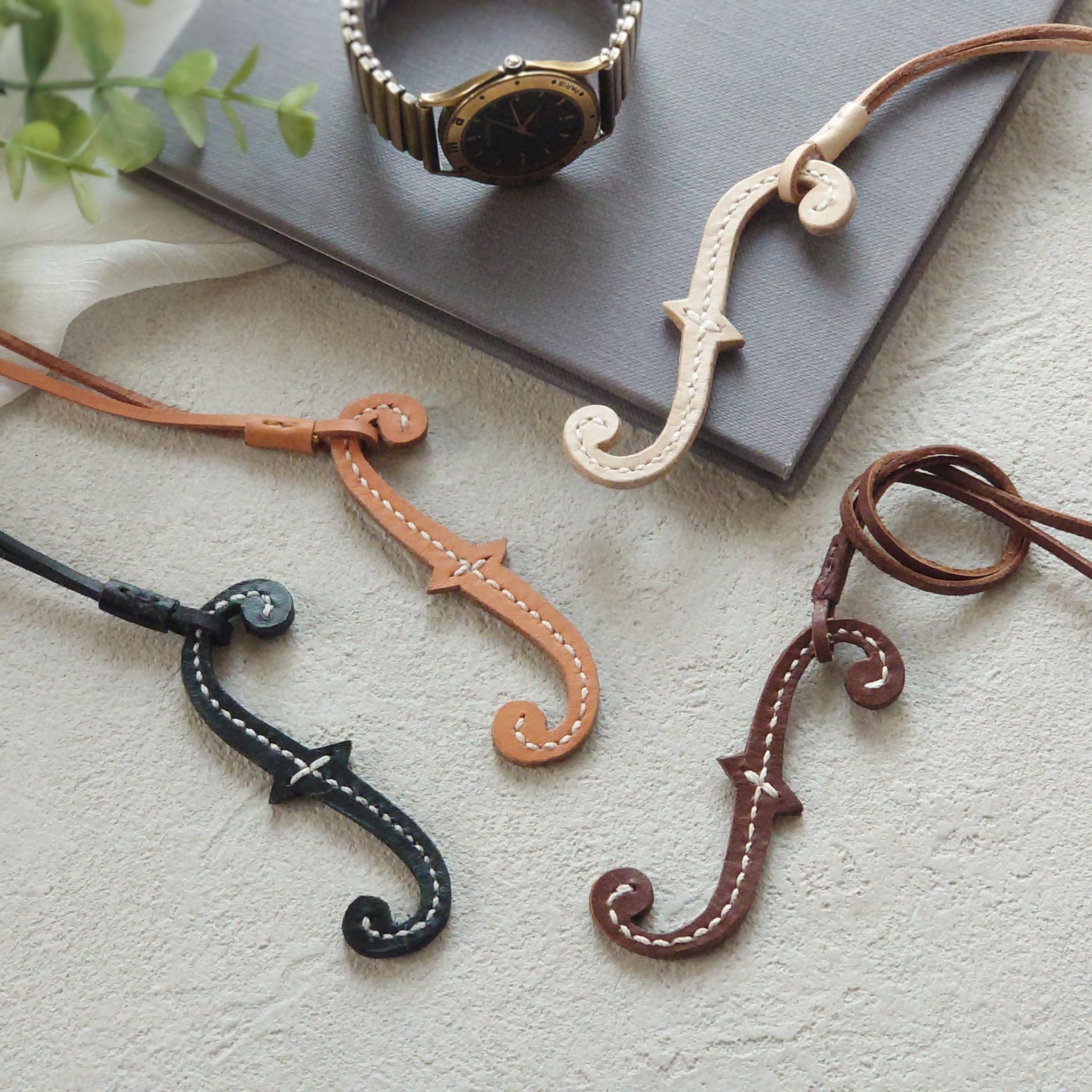 上質な革の余白から生まれる 一期一会の曲線 手裁ちで仕立てた音楽記号チャーム【フォルテ・4色選択】※袋ラッピング無料