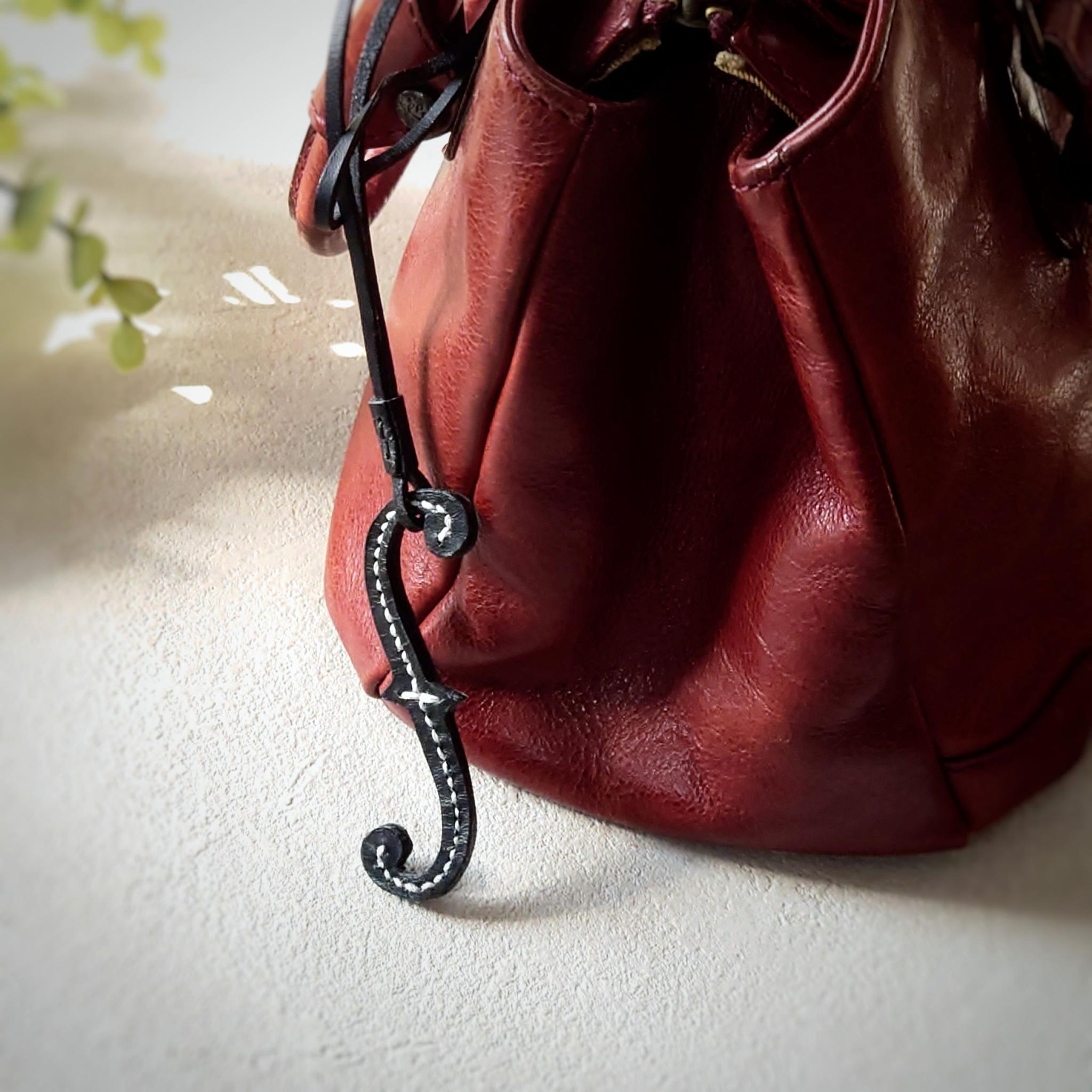 上質な革の余白から生まれる 一期一会の曲線 手裁ちで仕立てた音楽記号チャーム【フォルテ・4色選択】※袋ラッピング無料 | 12枚目