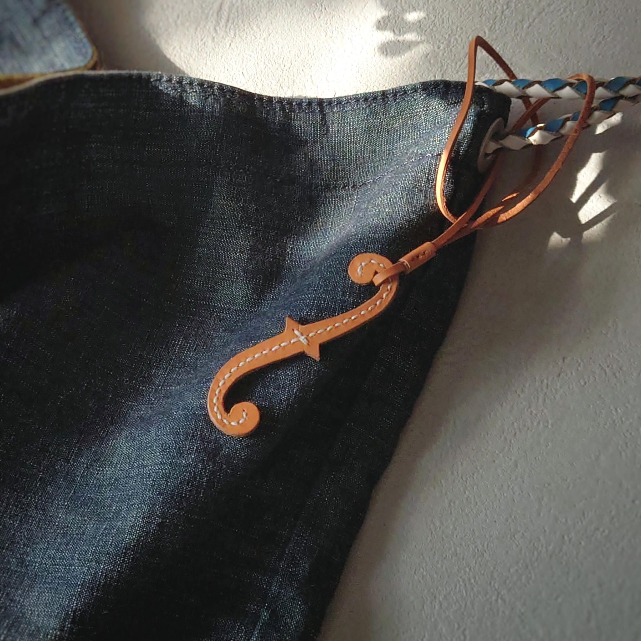 上質な革の余白から生まれる 一期一会の曲線 手裁ちで仕立てた音楽記号チャーム【フォルテ・4色選択】※袋ラッピング無料 | 13枚目