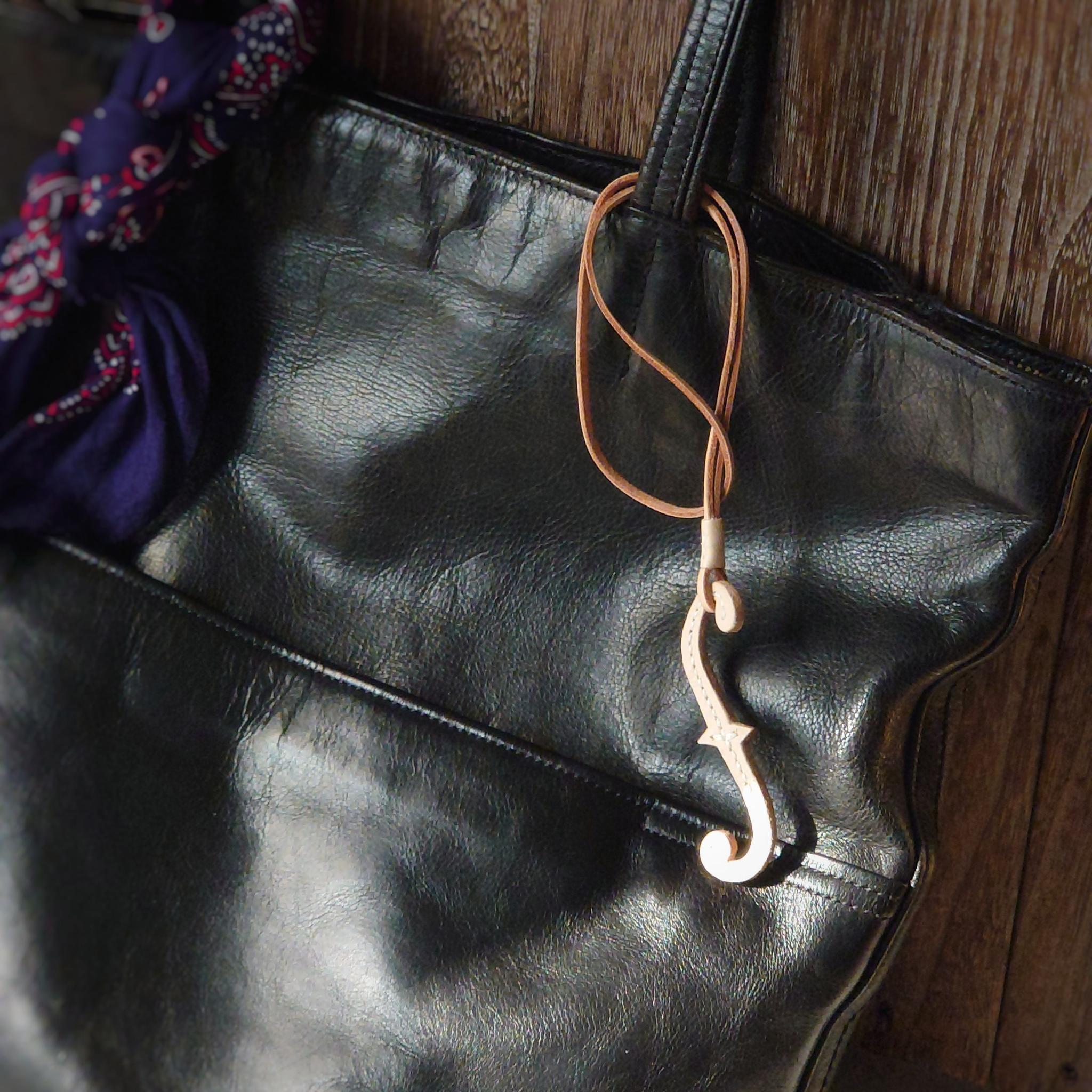 上質な革の余白から生まれる 一期一会の曲線 手裁ちで仕立てた音楽記号チャーム【フォルテ・4色選択】※袋ラッピング無料 | 14枚目