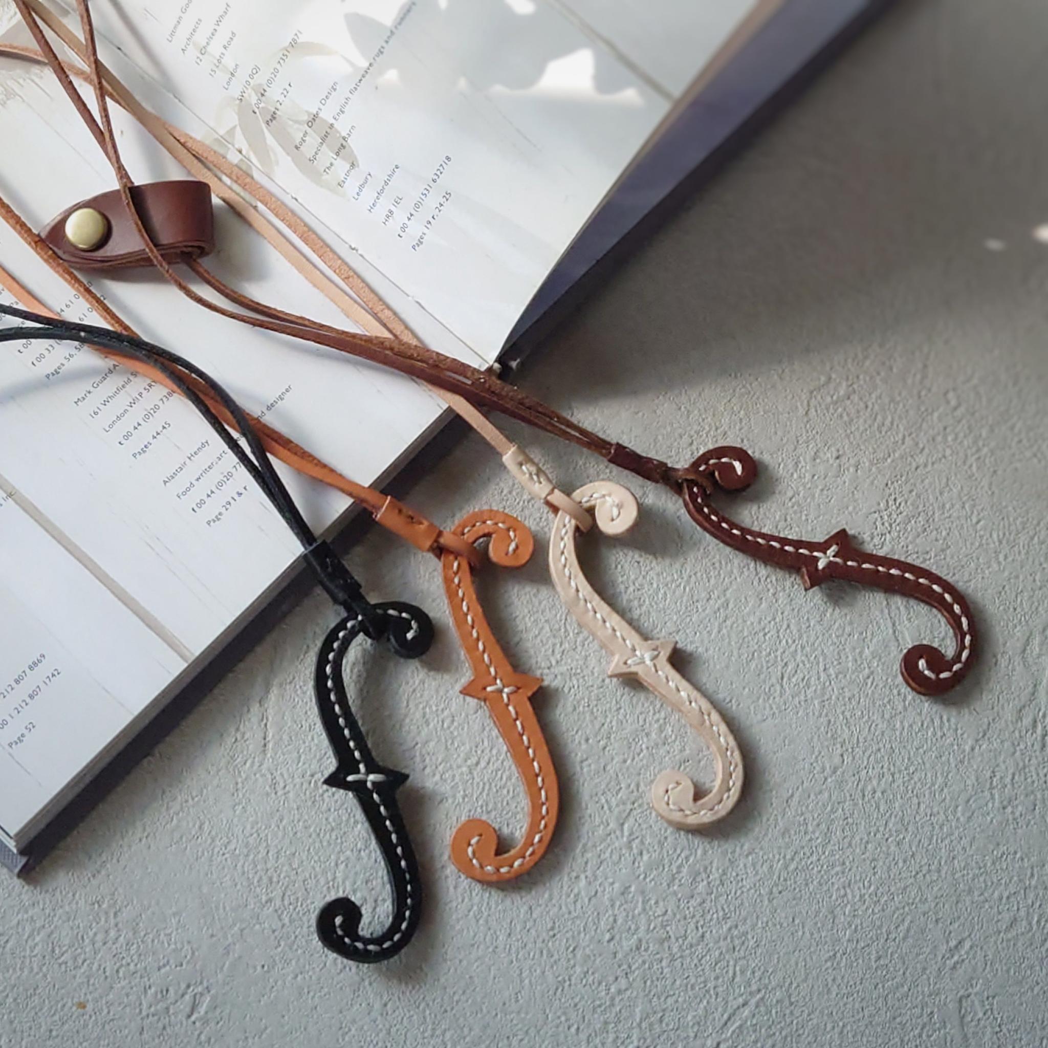 上質な革の余白から生まれる 一期一会の曲線 手裁ちで仕立てた音楽記号チャーム【フォルテ・4色選択】※袋ラッピング無料 | 2枚目