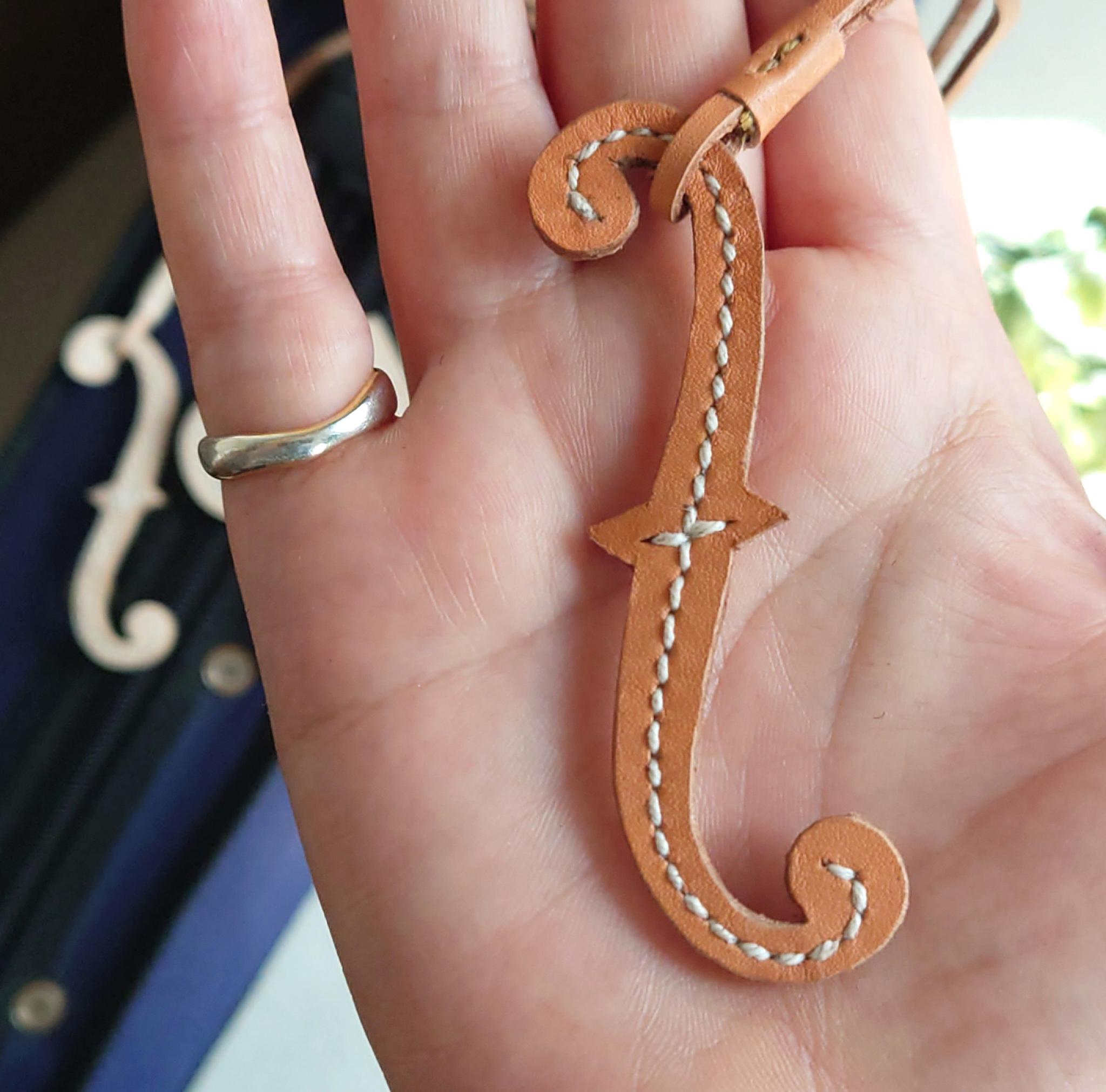 上質な革の余白から生まれる 一期一会の曲線 手裁ちで仕立てた音楽記号チャーム【フォルテ・4色選択】※袋ラッピング無料 | 7枚目