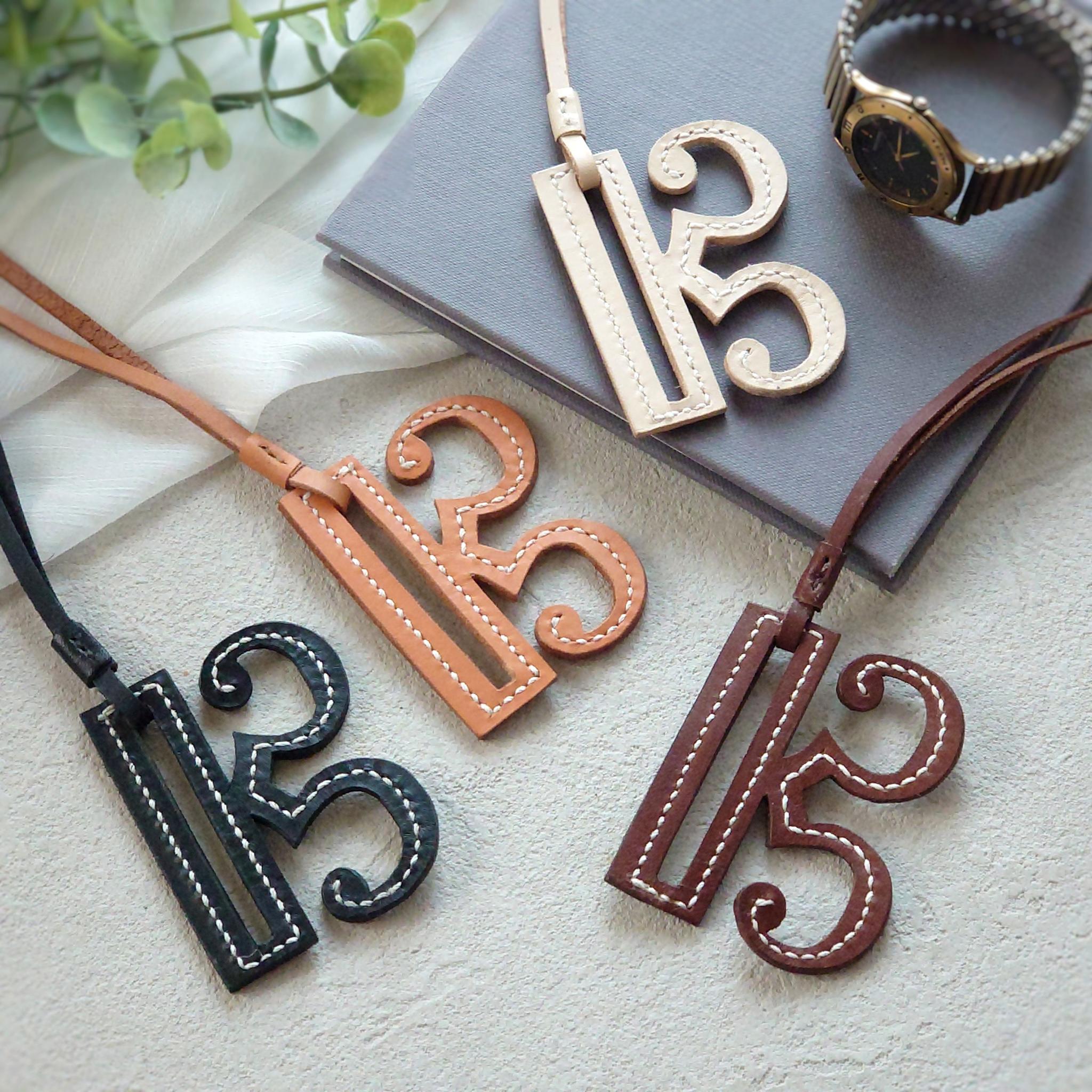 上質な革の余白から生まれる 一期一会の曲線 手裁ちで仕立てた音楽記号チャーム【ハ音記号・4色選択】※袋ラッピング無料