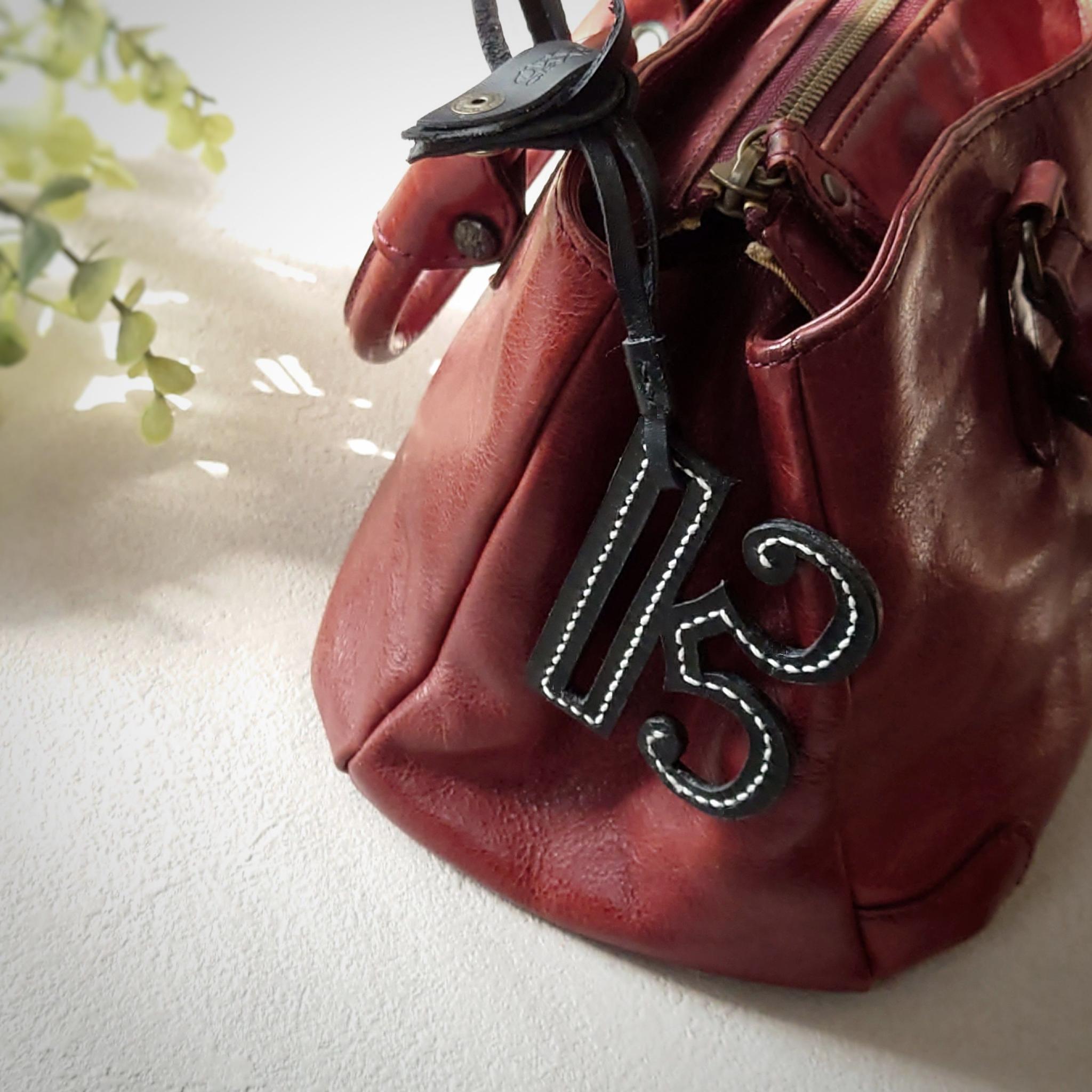 上質な革の余白から生まれる 一期一会の曲線 手裁ちで仕立てた音楽記号チャーム【ハ音記号・4色選択】※袋ラッピング無料 | 13枚目