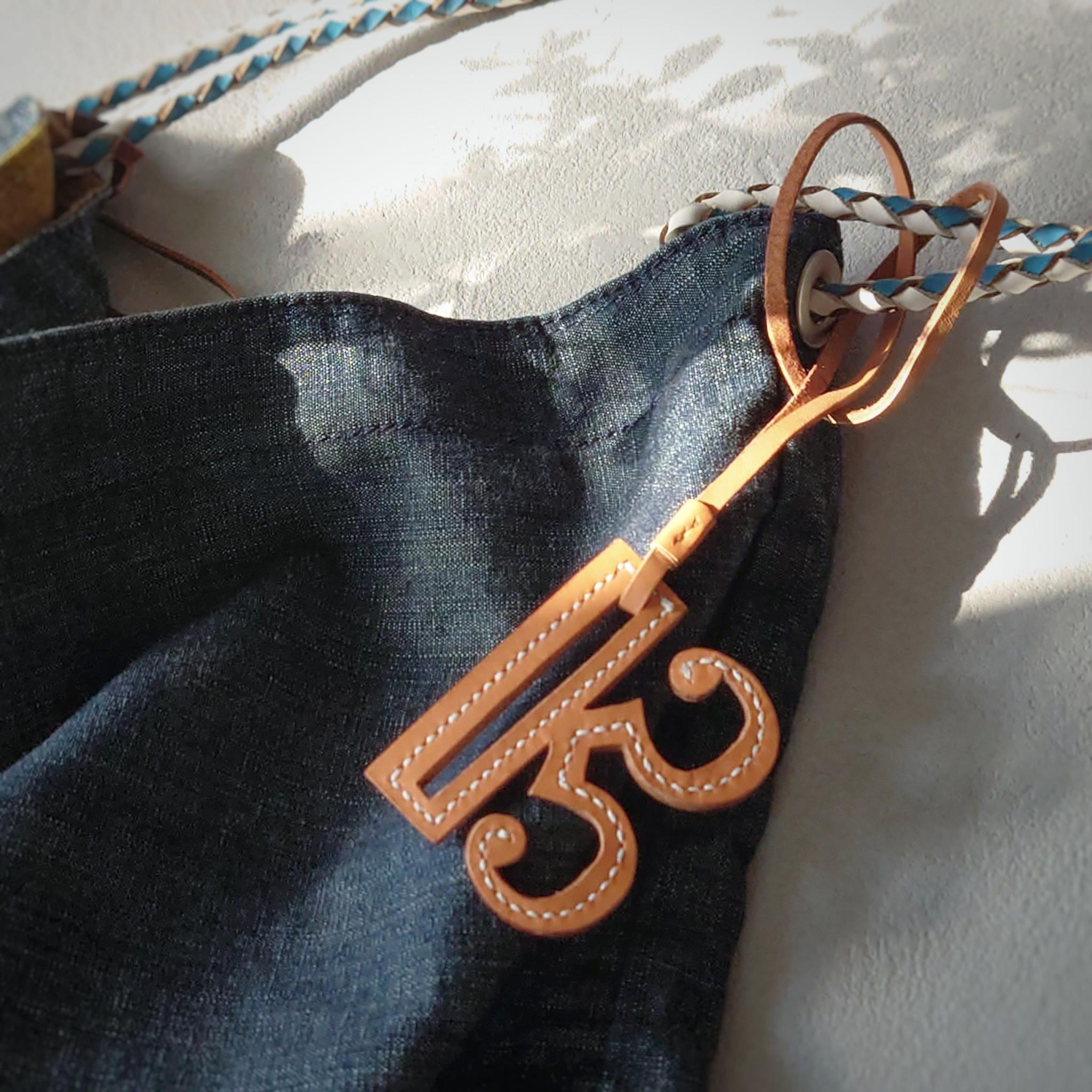 上質な革の余白から生まれる 一期一会の曲線 手裁ちで仕立てた音楽記号チャーム【ハ音記号・4色選択】※袋ラッピング無料 | 14枚目