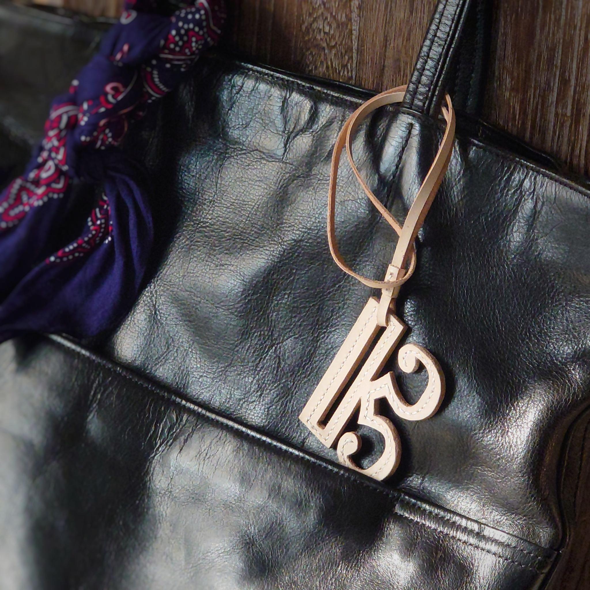 上質な革の余白から生まれる 一期一会の曲線 手裁ちで仕立てた音楽記号チャーム【ハ音記号・4色選択】※袋ラッピング無料 | 15枚目