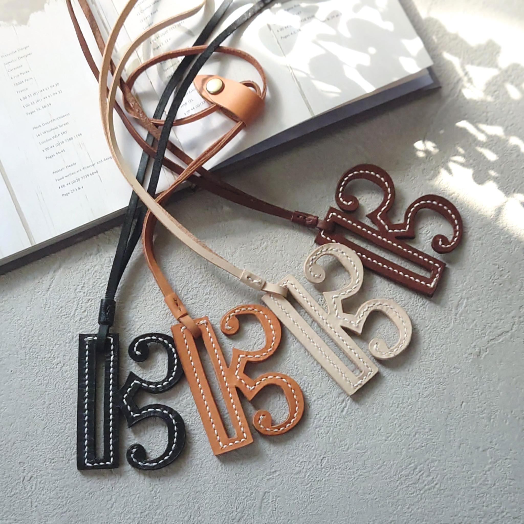 上質な革の余白から生まれる 一期一会の曲線 手裁ちで仕立てた音楽記号チャーム【ハ音記号・4色選択】※袋ラッピング無料 | 2枚目