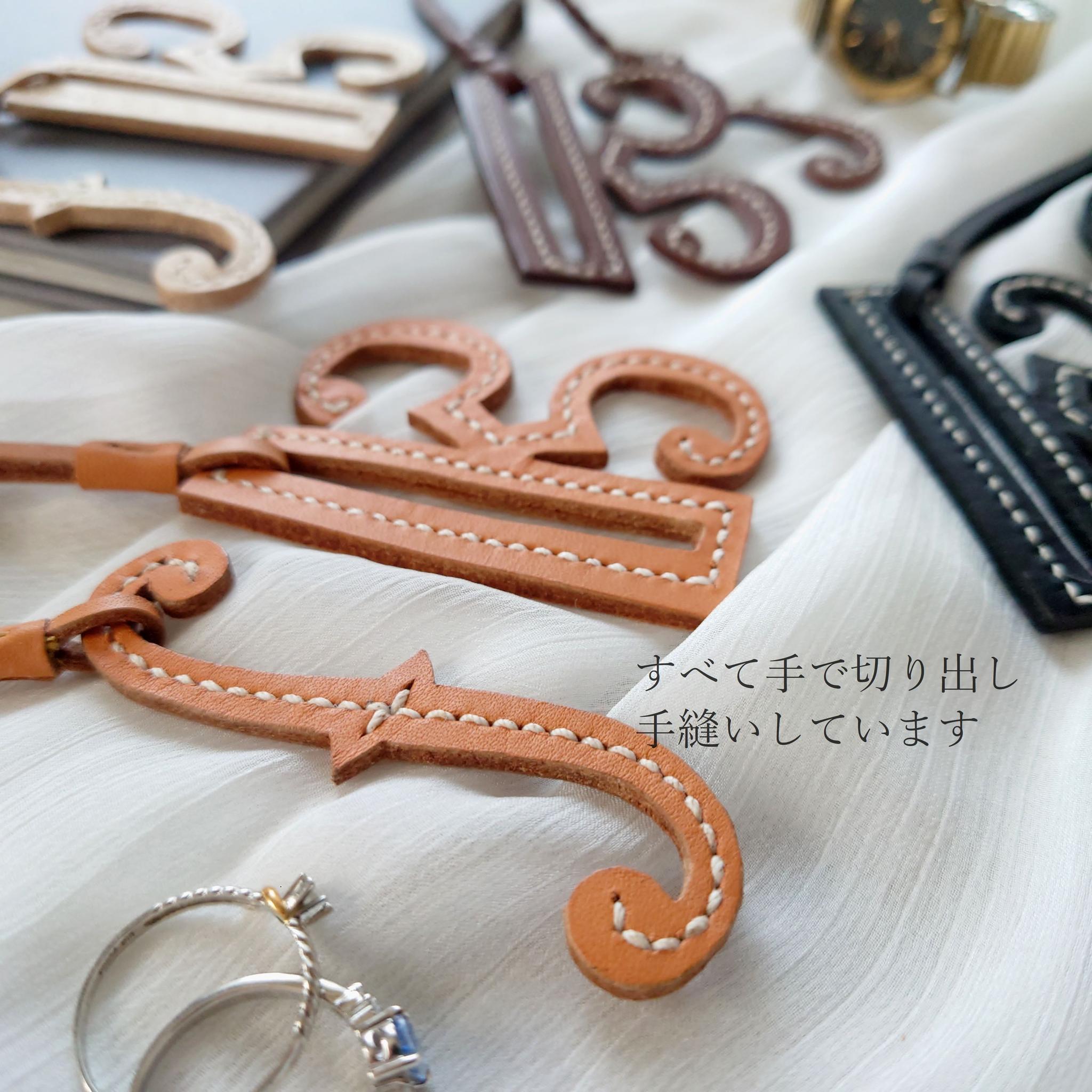 上質な革の余白から生まれる 一期一会の曲線 手裁ちで仕立てた音楽記号チャーム【ハ音記号・4色選択】※袋ラッピング無料 | 6枚目