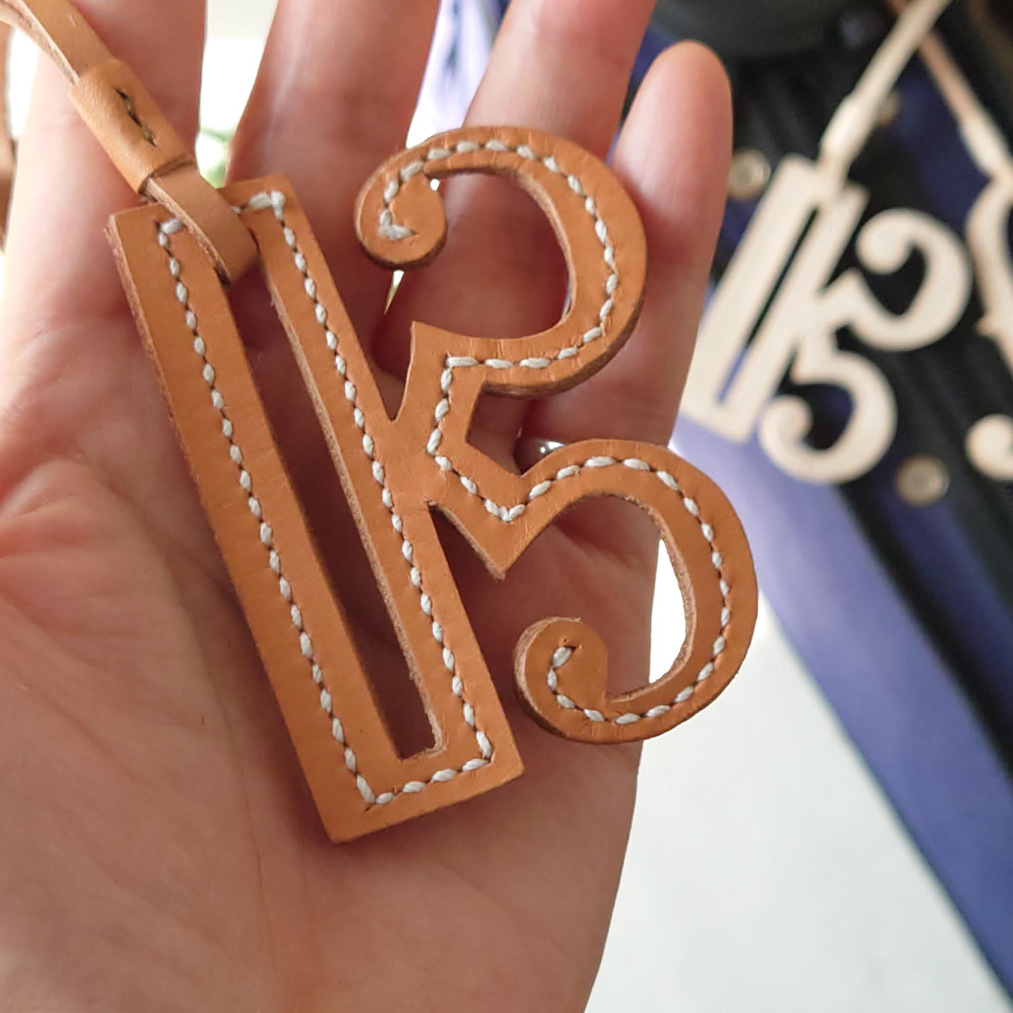 上質な革の余白から生まれる 一期一会の曲線 手裁ちで仕立てた音楽記号チャーム【ハ音記号・4色選択】※袋ラッピング無料 | 7枚目