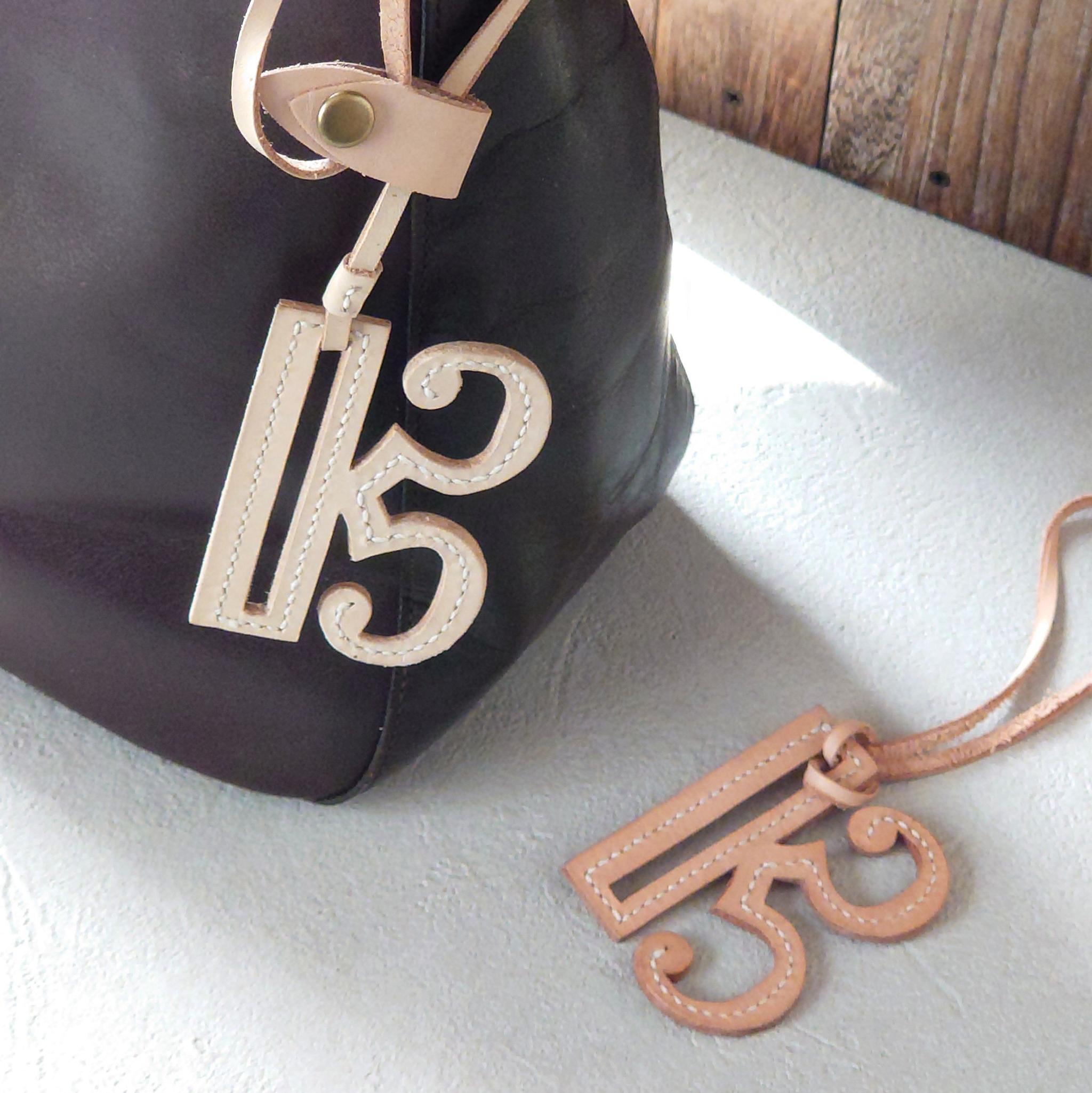 上質な革の余白から生まれる 一期一会の曲線 手裁ちで仕立てた音楽記号チャーム【ハ音記号・4色選択】※袋ラッピング無料 | 9枚目